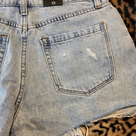 NWT BlankNYC The Barrow Vintage High Rise Distressed Cut-Off Short $88 - Picture 8 of 11